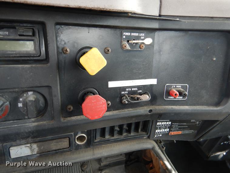 image for item DE3901 1999 International 8100 truck cab and chassis