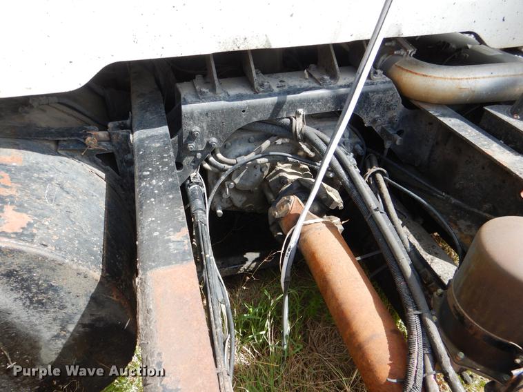 image for item DE3901 1999 International 8100 truck cab and chassis