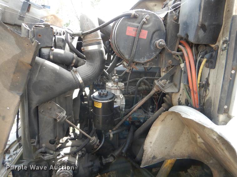 image for item DE3901 1999 International 8100 truck cab and chassis