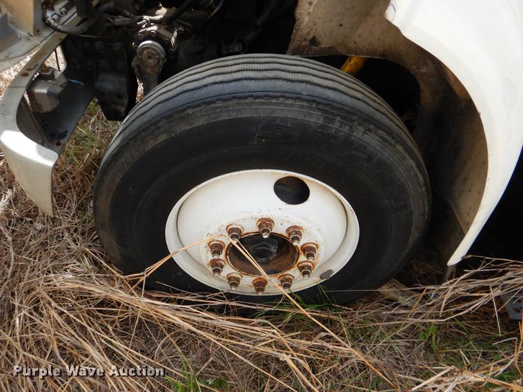 image for item DE3901 1999 International 8100 truck cab and chassis