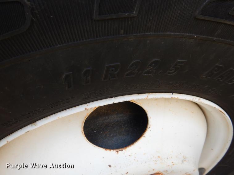 image for item DE3901 1999 International 8100 truck cab and chassis