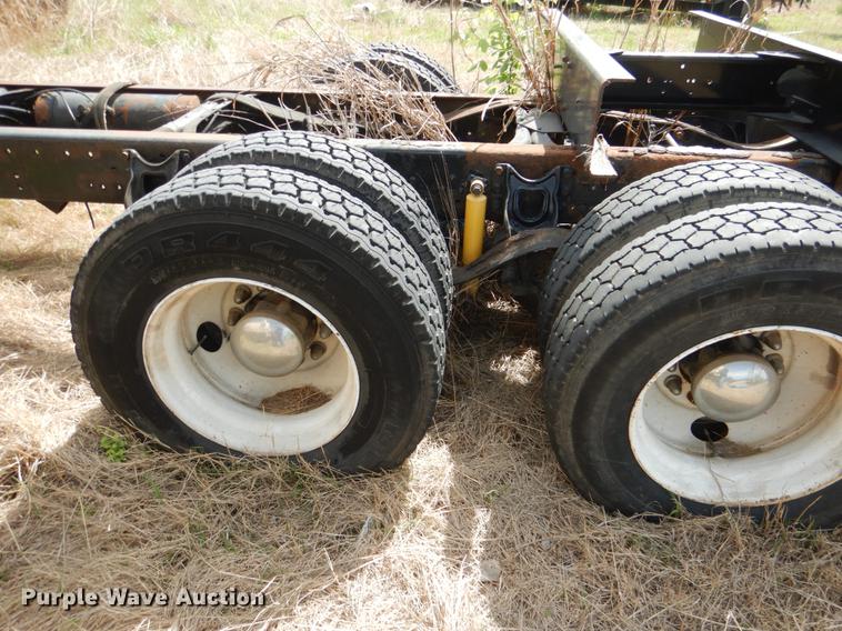 image for item DE3901 1999 International 8100 truck cab and chassis