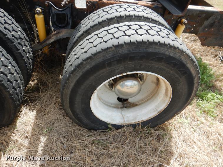 image for item DE3901 1999 International 8100 truck cab and chassis