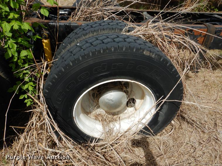 image for item DE3901 1999 International 8100 truck cab and chassis