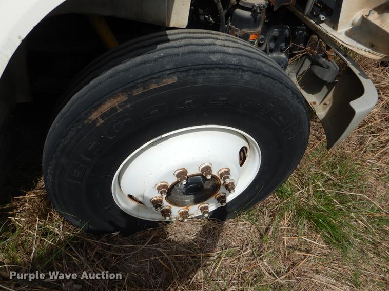 image for item DE3901 1999 International 8100 truck cab and chassis