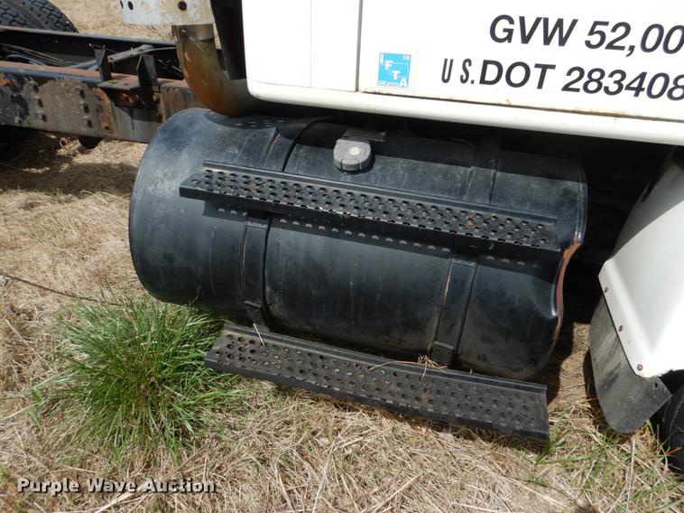 image for item DE3901 1999 International 8100 truck cab and chassis