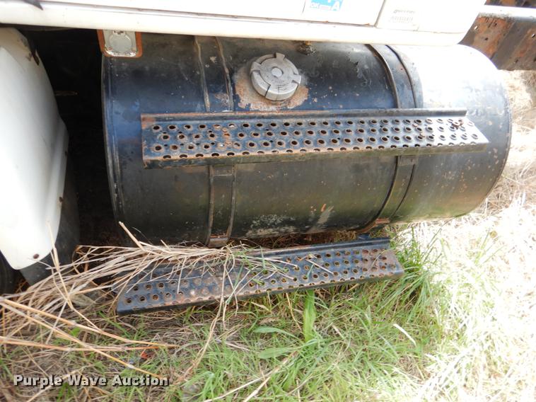 image for item DE3901 1999 International 8100 truck cab and chassis