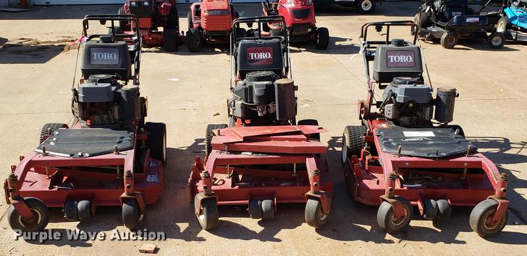 image for item DE3909 (3) Toro lawn mowers
