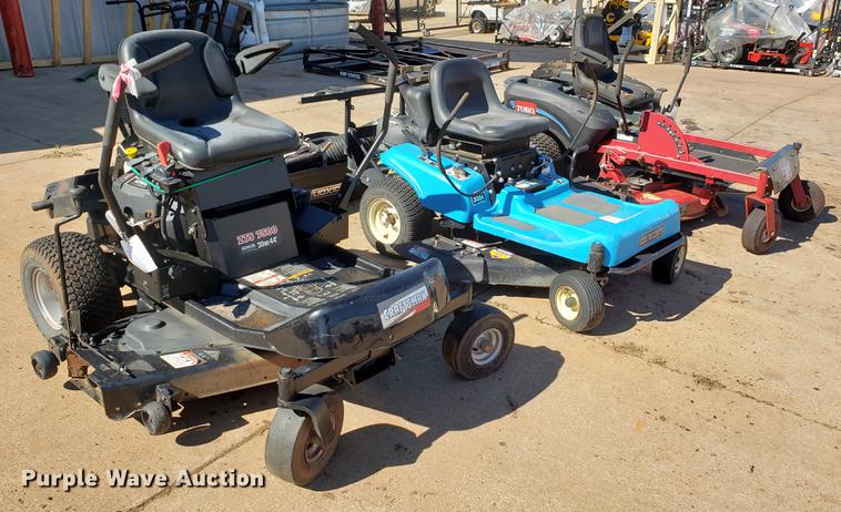 image for item DE3913 (3) lawn mowers