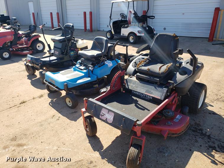 image for item DE3913 (3) lawn mowers