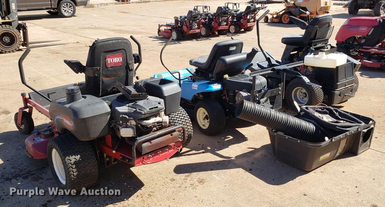 image for item DE3913 (3) lawn mowers