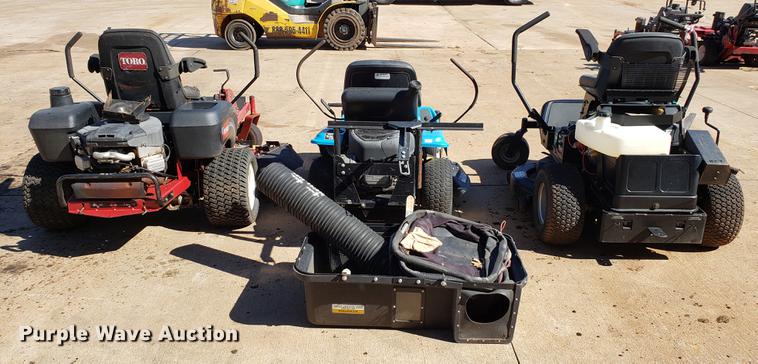 image for item DE3913 (3) lawn mowers