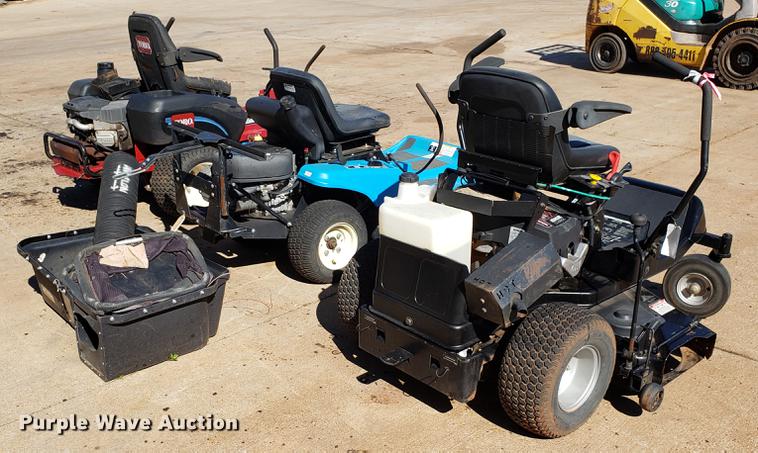 image for item DE3913 (3) lawn mowers
