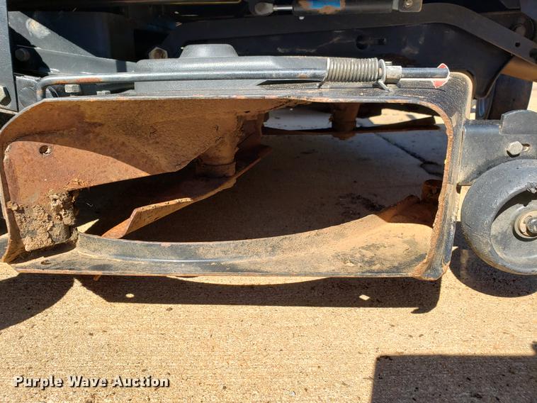 image for item DE3913 (3) lawn mowers