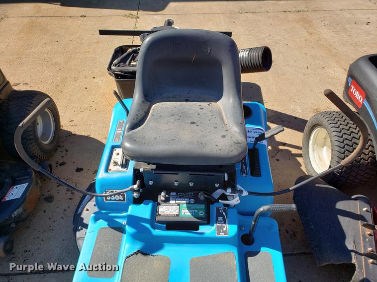 image for item DE3913 (3) lawn mowers