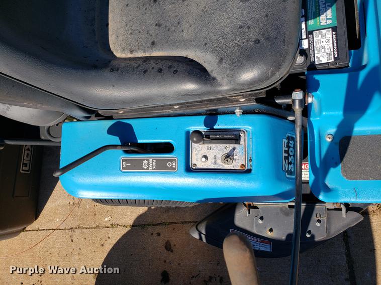 image for item DE3913 (3) lawn mowers