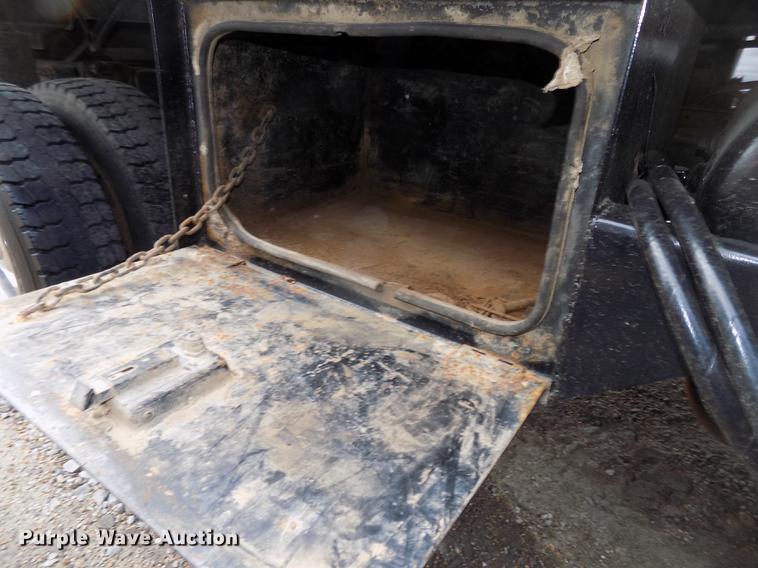 image for item DE7648 2001 Ford F450 Super Duty XL bale bed truck