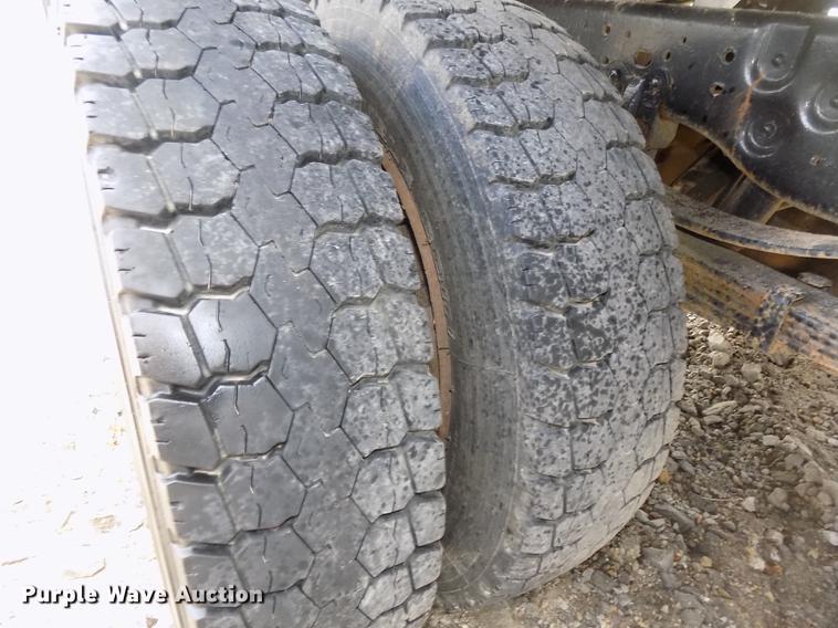 image for item DE7648 2001 Ford F450 Super Duty XL bale bed truck