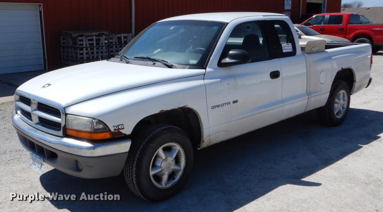 image for item DE8302 2000 Dodge Dakota Club Cab pickup truck