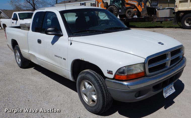 image for item DE8302 2000 Dodge Dakota Club Cab pickup truck