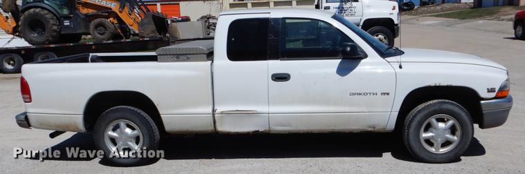 image for item DE8302 2000 Dodge Dakota Club Cab pickup truck