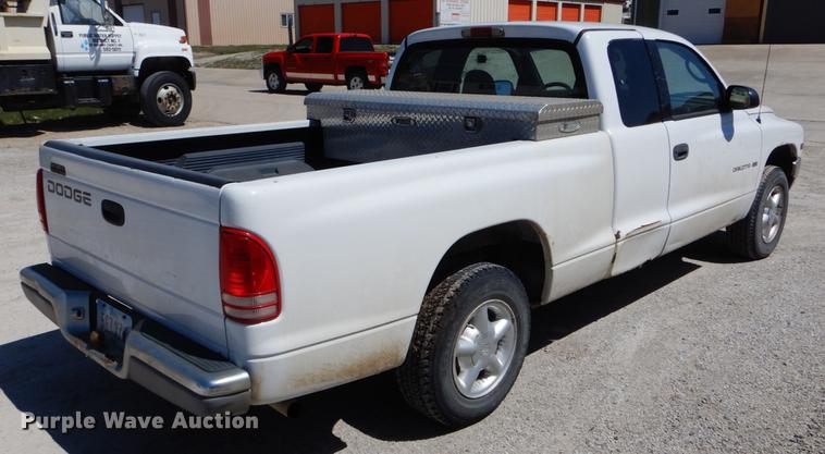 image for item DE8302 2000 Dodge Dakota Club Cab pickup truck