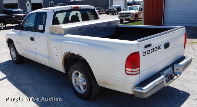image for item DE8302 2000 Dodge Dakota Club Cab pickup truck