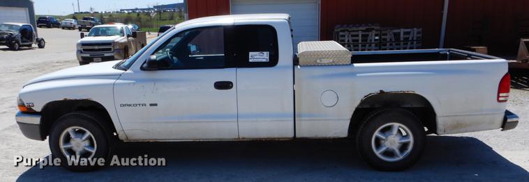 image for item DE8302 2000 Dodge Dakota Club Cab pickup truck
