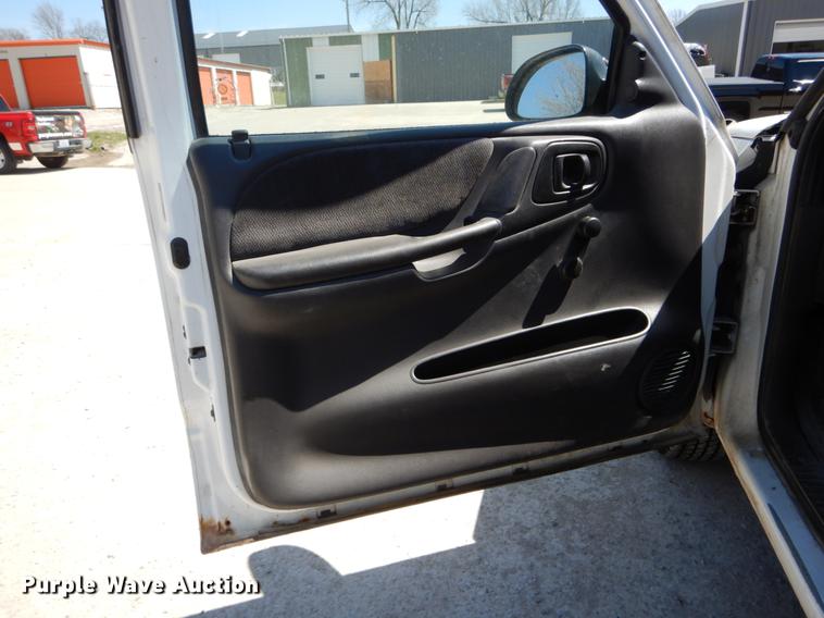 image for item DE8302 2000 Dodge Dakota Club Cab pickup truck