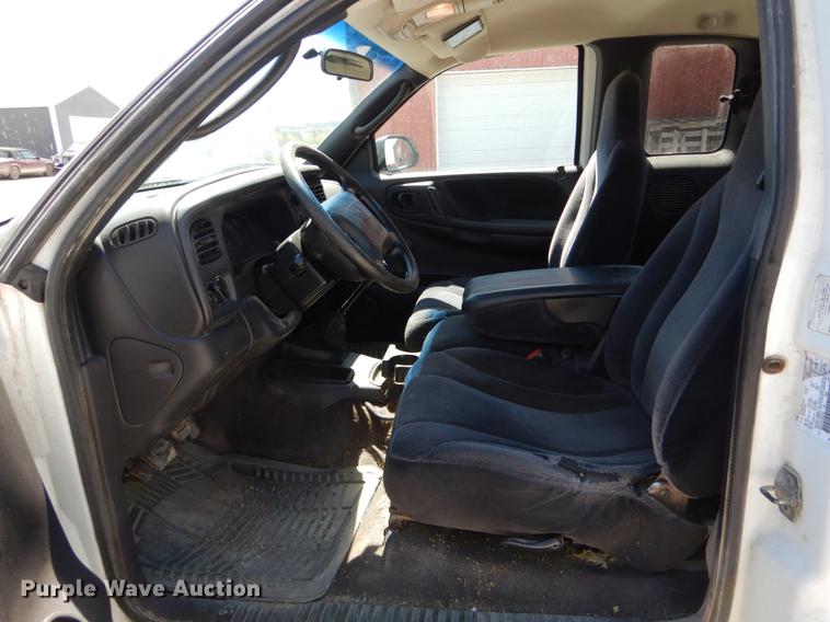 image for item DE8302 2000 Dodge Dakota Club Cab pickup truck