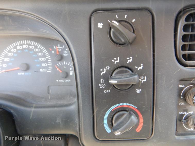 image for item DE8302 2000 Dodge Dakota Club Cab pickup truck