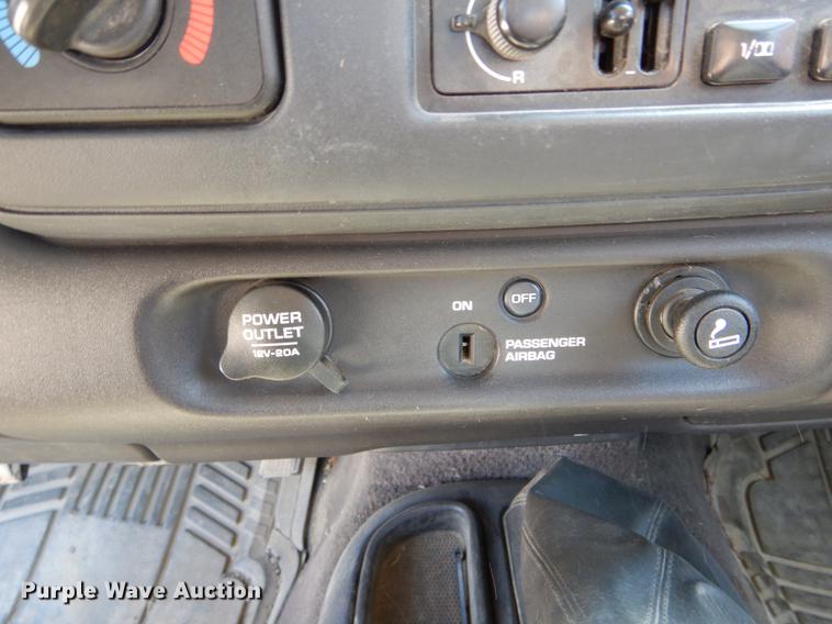 image for item DE8302 2000 Dodge Dakota Club Cab pickup truck