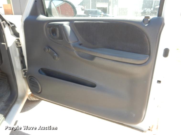 image for item DE8302 2000 Dodge Dakota Club Cab pickup truck