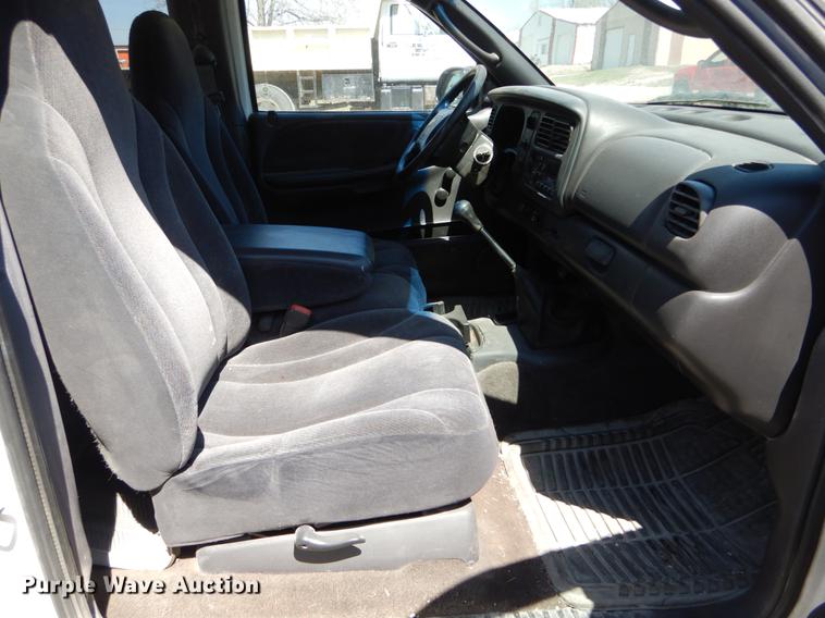 image for item DE8302 2000 Dodge Dakota Club Cab pickup truck