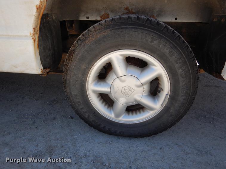 image for item DE8302 2000 Dodge Dakota Club Cab pickup truck