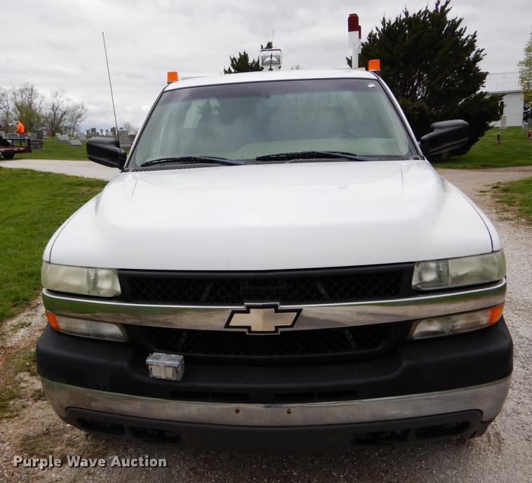 image for item DE8324 2002 Chevrolet Silverado 2500HD utility bed pickup truck