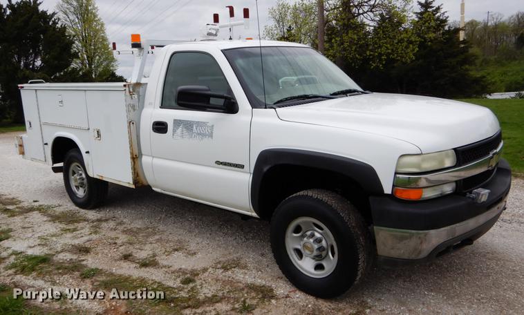 image for item DE8324 2002 Chevrolet Silverado 2500HD utility bed pickup truck