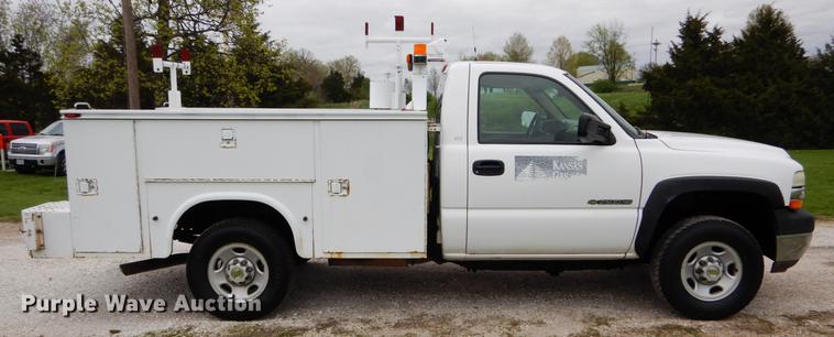 image for item DE8324 2002 Chevrolet Silverado 2500HD utility bed pickup truck