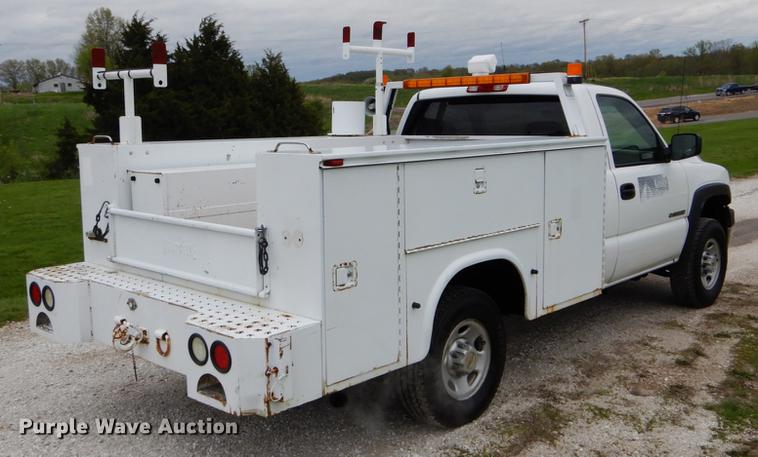 image for item DE8324 2002 Chevrolet Silverado 2500HD utility bed pickup truck