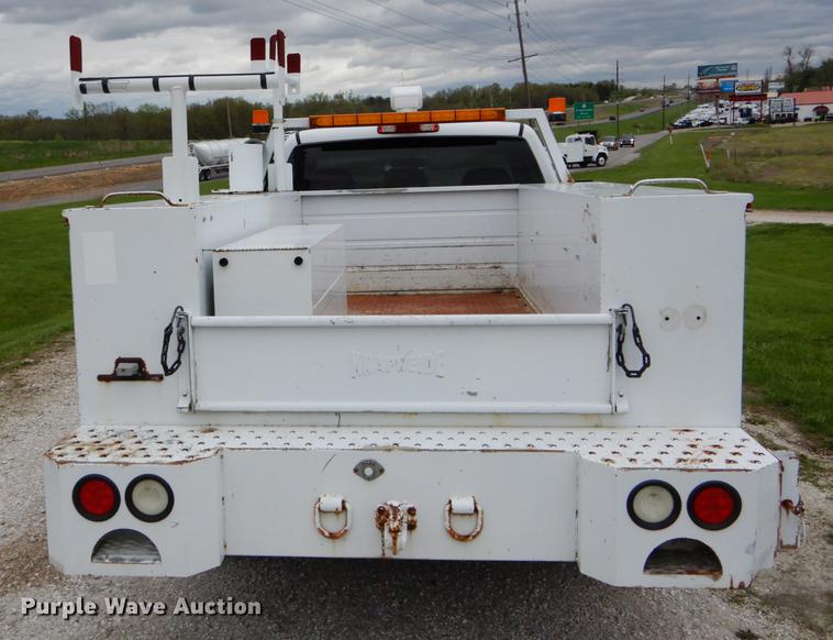 image for item DE8324 2002 Chevrolet Silverado 2500HD utility bed pickup truck