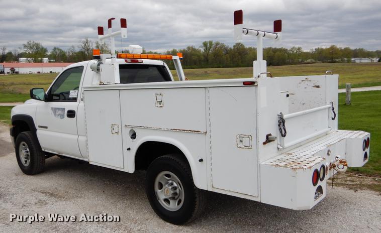 image for item DE8324 2002 Chevrolet Silverado 2500HD utility bed pickup truck