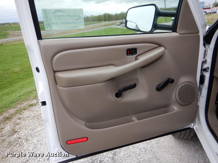 image for item DE8324 2002 Chevrolet Silverado 2500HD utility bed pickup truck