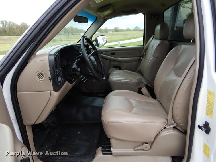 image for item DE8324 2002 Chevrolet Silverado 2500HD utility bed pickup truck