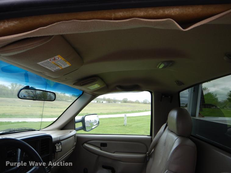 image for item DE8324 2002 Chevrolet Silverado 2500HD utility bed pickup truck