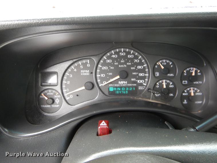 image for item DE8324 2002 Chevrolet Silverado 2500HD utility bed pickup truck