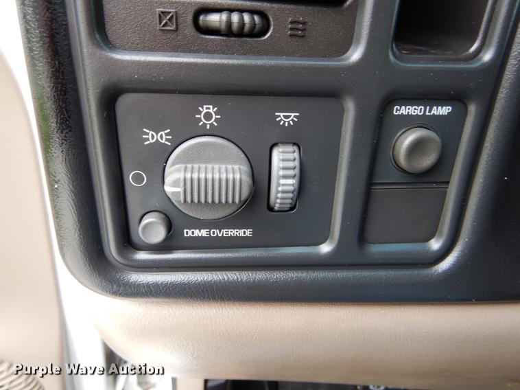 image for item DE8324 2002 Chevrolet Silverado 2500HD utility bed pickup truck