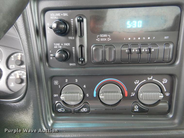 image for item DE8324 2002 Chevrolet Silverado 2500HD utility bed pickup truck