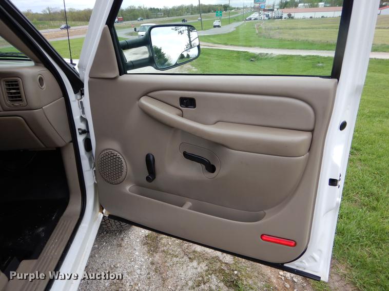 image for item DE8324 2002 Chevrolet Silverado 2500HD utility bed pickup truck