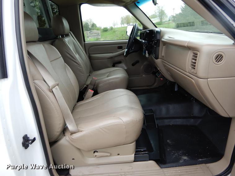 image for item DE8324 2002 Chevrolet Silverado 2500HD utility bed pickup truck