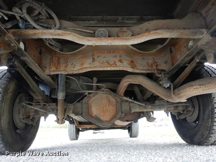 image for item DE8324 2002 Chevrolet Silverado 2500HD utility bed pickup truck